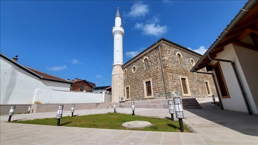 Prishtinë, rihapet pas renovimit Xhamia Pirinaz