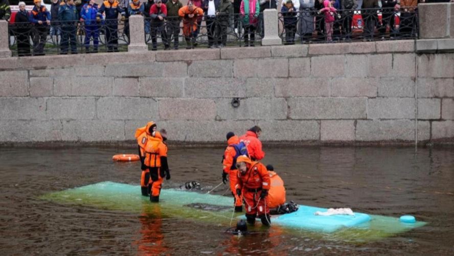 Vdekja e 7 pasagjerëve/ Shoferi tenton të frenojë, por nuk ia del dot. Momenti dramatik nga brenda autobusit në Rusi