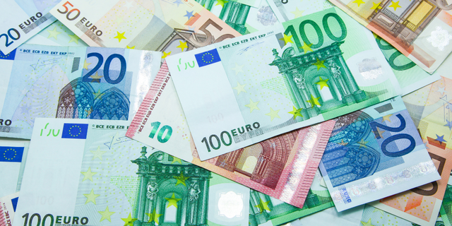 Euro prek “vijën e kuqe”, çfarë pritet gjatë kulmit të sezonit turistik?