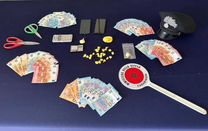 Kapet në banesë me doza kokaine gati për shitje, arrestohet 18-vjeçari shqiptar në Itali