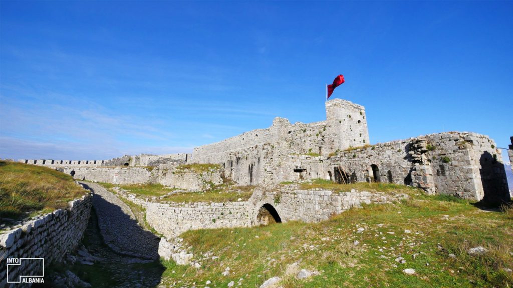 Rama ndan pamje nga Kalaja e Rozafës: Vizitorët veç po shtohen në Shkodrën që po rilind
