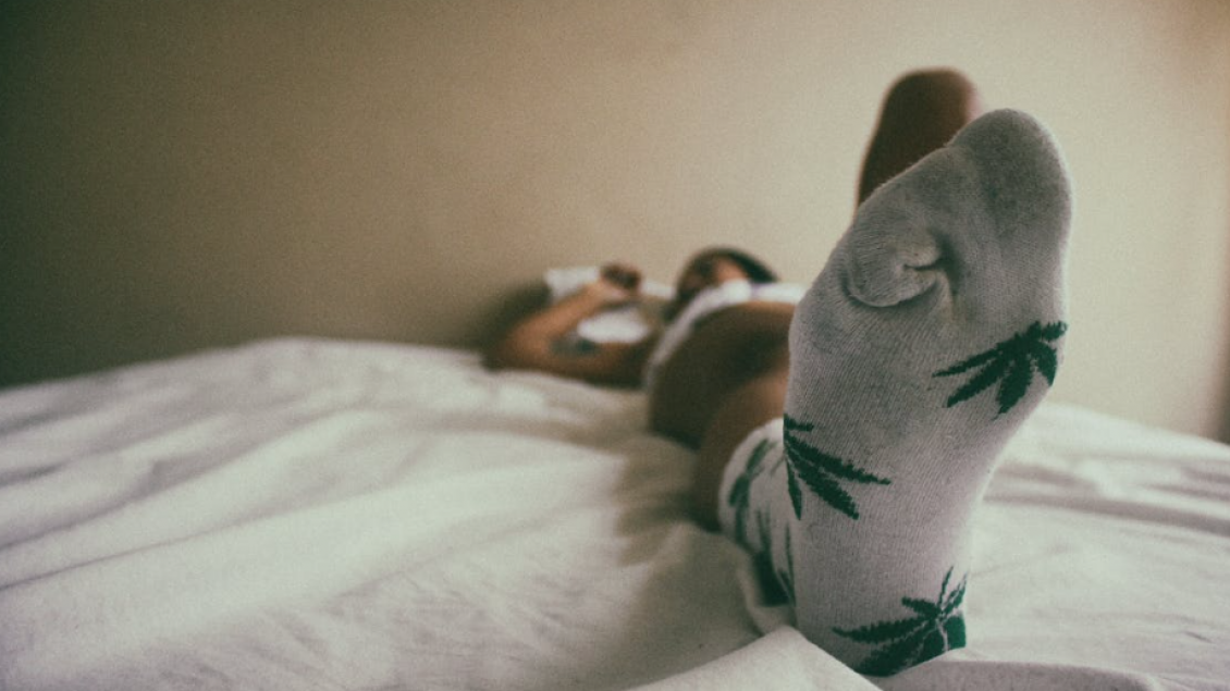 Flini me çorape ose i mbathni në shtrat: Ja pse duhet ta ndërpritni këtë praktikë