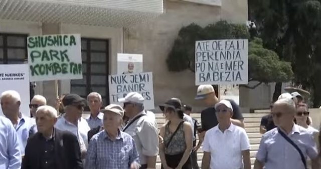 Banorët e Shushicës protestë në Tiranë: Duan të na marrin ujin e jetës sonë