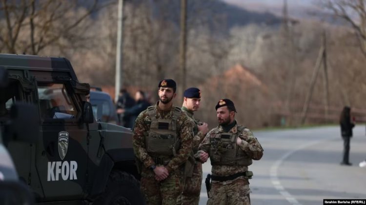 NATO:I bëjmë thirrje institucioneve në Kosovë të shtensionojnë menjëherë situatën në veri