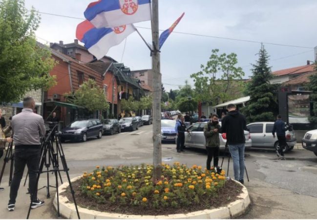 Tensionet në veri të Kosovës/ Qetësohet situata në komunën e Zveçanit, largohet një kamion-barrikadë