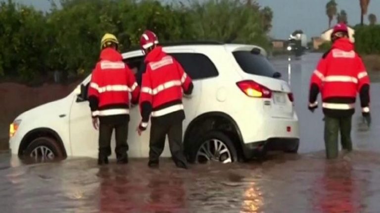 Përmbytje masive në Spanjë, mbyllen aeroportet dhe anulohen udhëtimet me tren