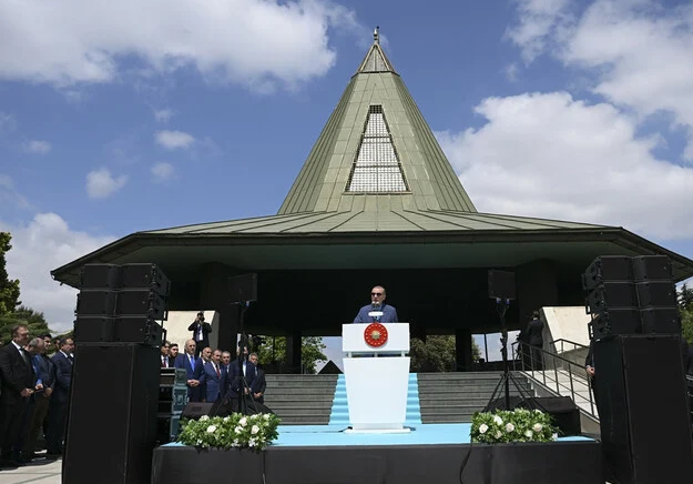 Presidenti Erdogan viziton memorialin e Adnan Menderes, i cili u ekzekutua nga puçistët