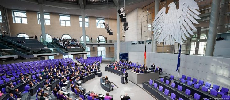 Bundestagu miratoi zgjatjen e misionit gjerman në KFOR