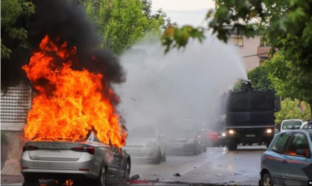 Tensionet në Veri/ 5 efektivë të lënduar e automjete të dëmtuara, Policia e Kosovës fillon hetimet