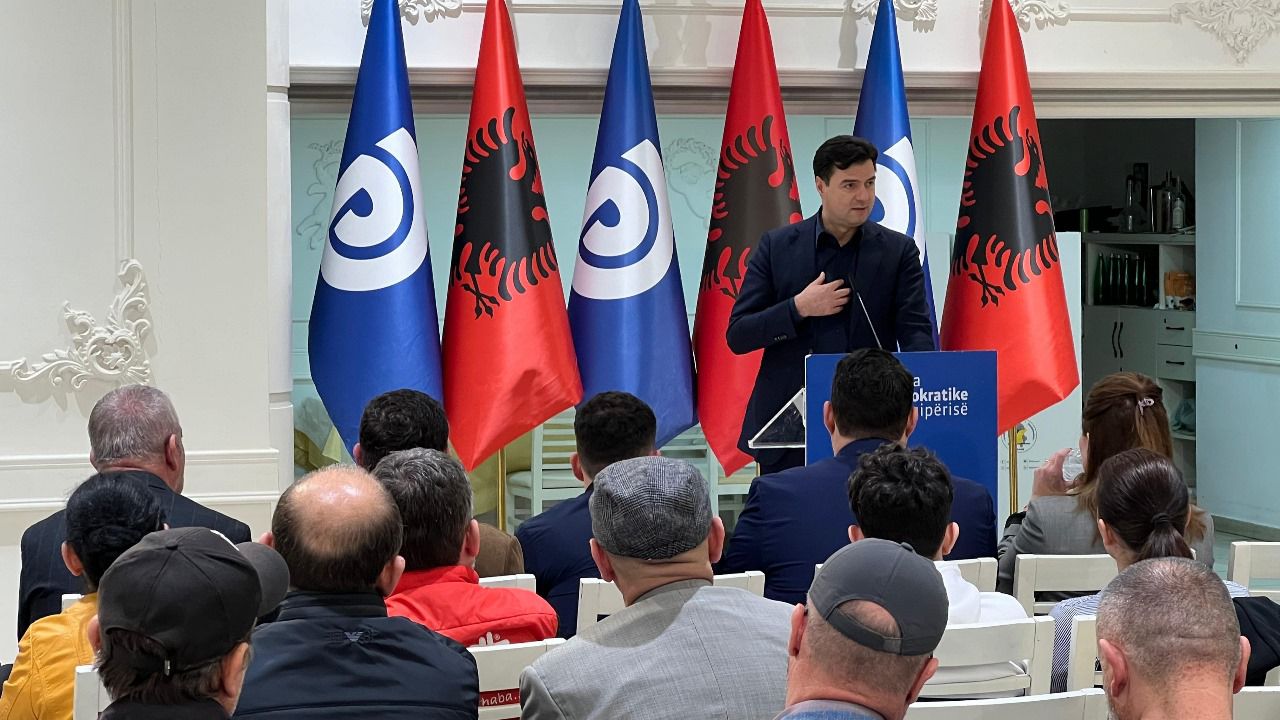 “Qeveria shtresën e mesme e trajton si armik”, Basha: Mburren me 10 milionë turistë, me shqiptarë të larguar që vijnë të vizitojnë familjet e tyre