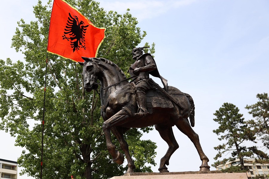 Shtatorja e heroit kombëtar Gjergj Kastriot-Skënderbeut vendoset në Gjakovë