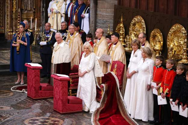 Nis ceremonia zyrtare e kurorëzimit të Mbretit Charles III në altarin e lartë të Abbey