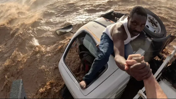 Kamioni iu përmbys nga vërshimi i ujërave, momenti i shpëtimit të shoferit