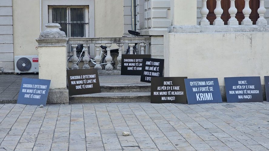 “Po na vrisni”- Mesazhet pikante nga protesta e opozitës në Shkodër