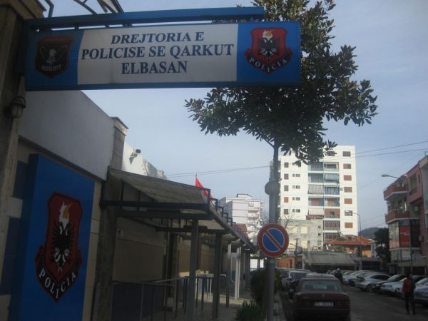 Shuhet zjarri në vendgrumbullimin e mbetjeve në Katund të Ri, Elbasan, Policia: Shkak, shkëndija nga përbërja e mbetjeve