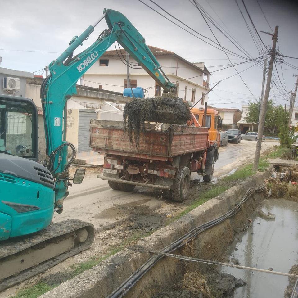 Vlorë, vijon pastrimi i rrjetit të kanaleve të qytetit