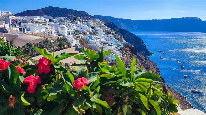 Santorini, ishulli grek i famshëm me arkitekturën e saj unike dhe pamjet mahnitëse