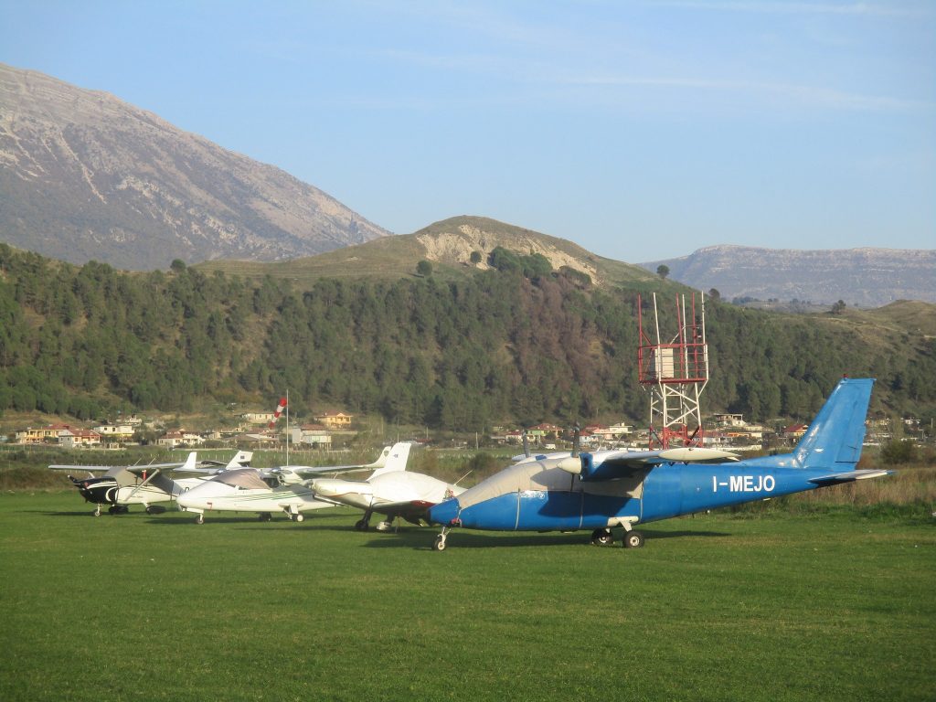 Avionë turistikë ulen pas 92 vitesh në Aerodromin e Gjirokastrës