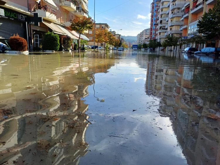 Niveli i ujit, deri në 2 metra lartësi/ Dëmet pas përmbytjeve në Vlorë