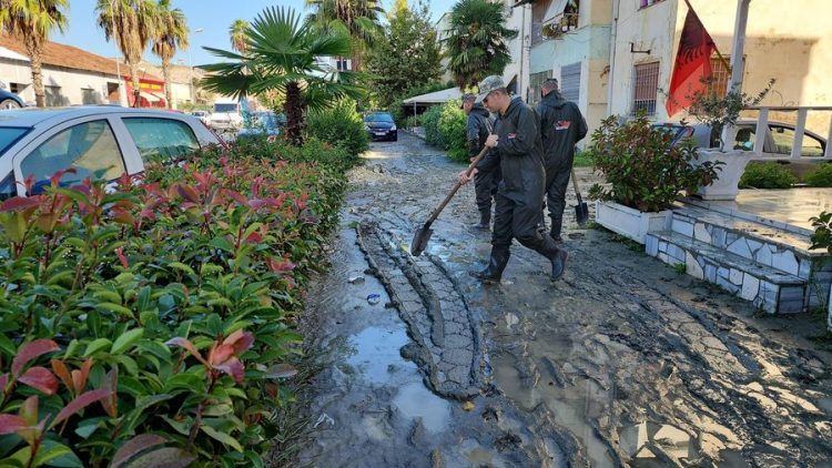 Vlora “nën ujë”, Ministri i Mbrojtjes: Po punojmë në 4 kryqëzimet që të bllokuara