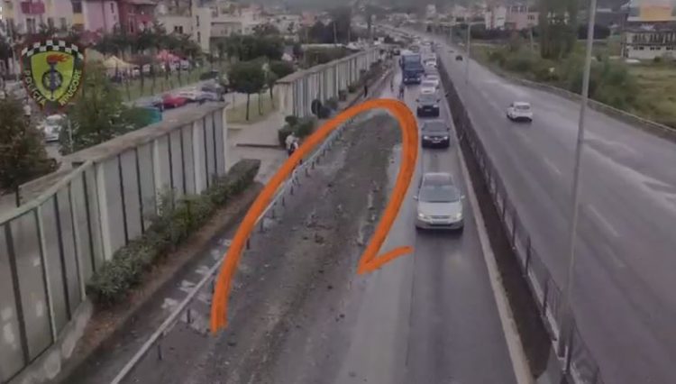 Ndoti rrugën me beton gjatë ecjes, gjobitet drejtuesi i kamionit në Tiranë