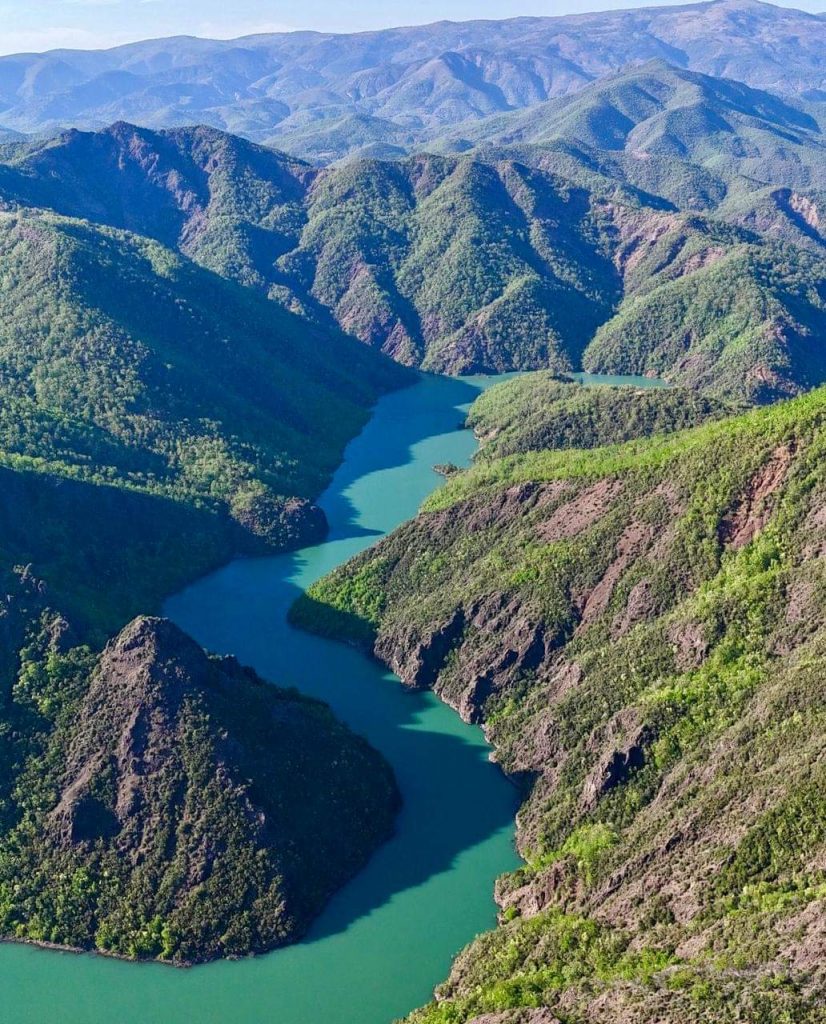 Rama: Liqeni i Qafë-Mollës në Mirditë, brilant në kodrinat e gjelbëruara