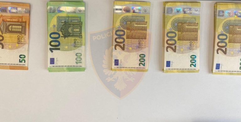 Me mbi 17 mijë euro të padeklaruara, ndalohet 31-vjeçari në Rinas, procedohet penalisht