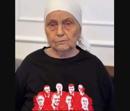 Prekëse, nëna e Hashim Thaçit vesh bluzën me portretet e ish-krerëve të UÇK-së: Liria jeni ju