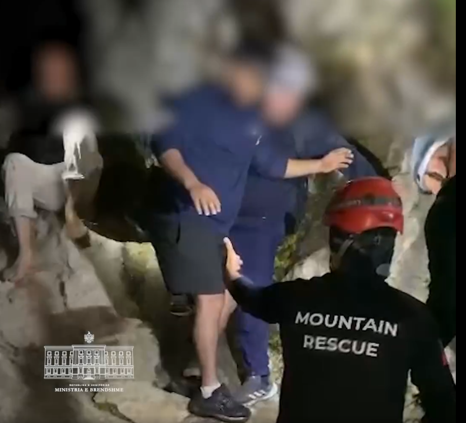 Balla: Policia shpëton pesë turistë britanikë në “Shpellën e Pëllumbasit”