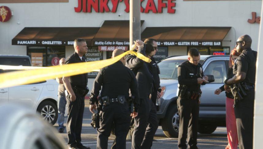 Të shtëna me armë jashtë qendrës tregtare në Los Angeles, 1 i vrarë e 3 të plagosur