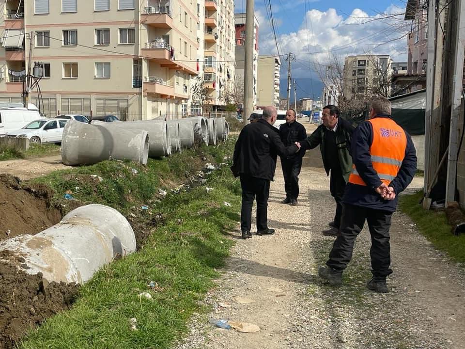 Bashkia e Tiranës ndërton kanalizimet në rrugën “Dhimitër Xhuvani” në Kashar