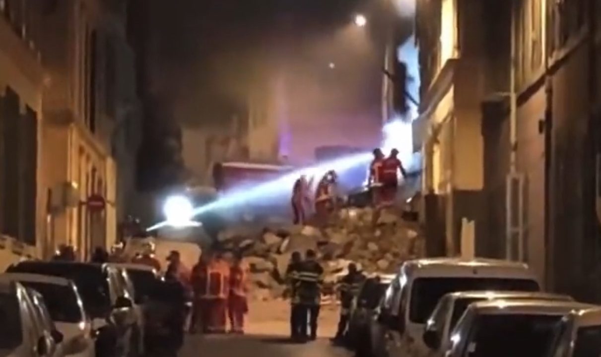 Shembet pallati në Marsejë, zjarri pengon evakuimet