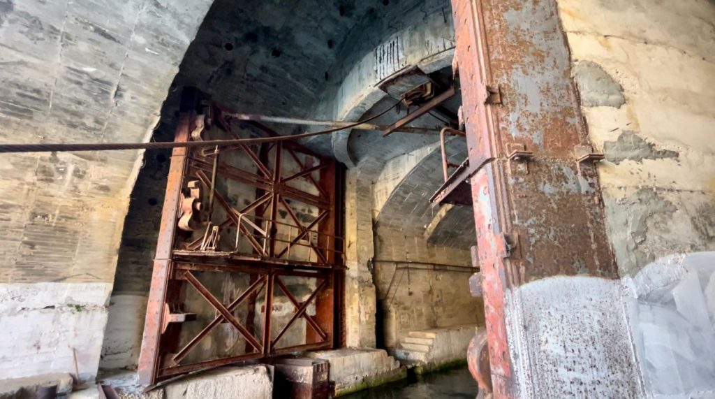 Hapet pas 32 vjetësh porta e tunelit të fortifikuar të Porto Palermos