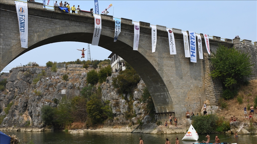 Në Urën e Fshajtë në Kosovë u mbajt gara tradicionale e kërcimeve nga lartësia