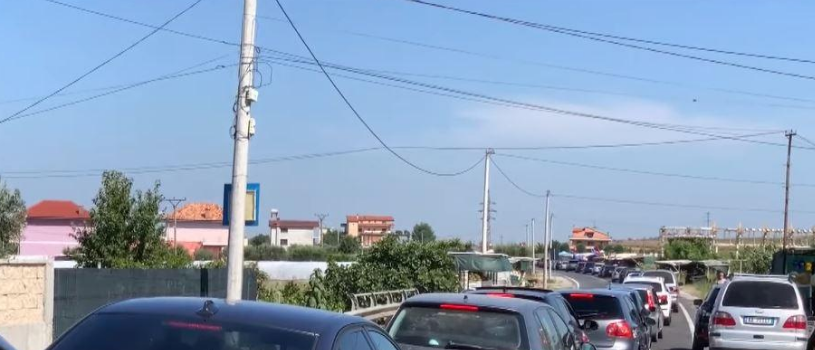 Qytetarët dynden drejt plazheve, trafik i rënduar në autostradën Tiranë-Durrës