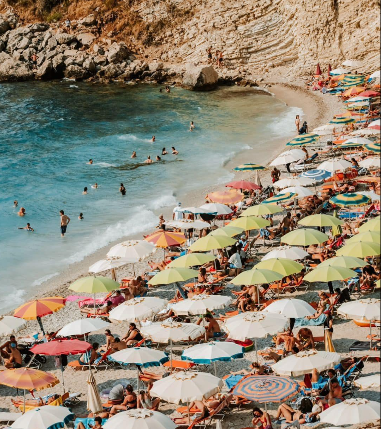 Rama ndan pamje nga plazhi i “Pasqyrave”, i mbushur me turistë