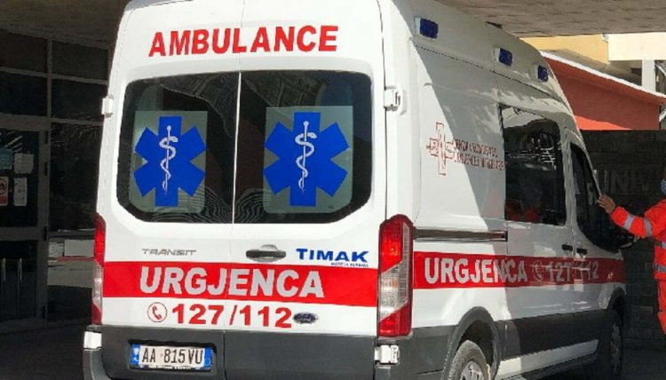 Aksident në Korçë, makina përplas motorin, plagoset drejtuesi