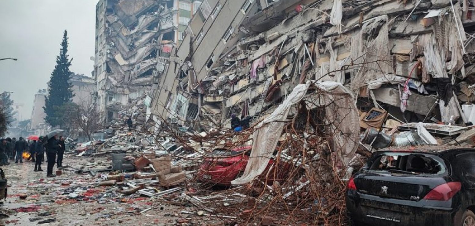 Po bënin përpjekje për të nxjerrë njerëzit e mbetur nën rrënojat e tërmeti tragjik, ndërtesa e shkatërruar zë poshtë ekipet e kërkim-shpëtimit