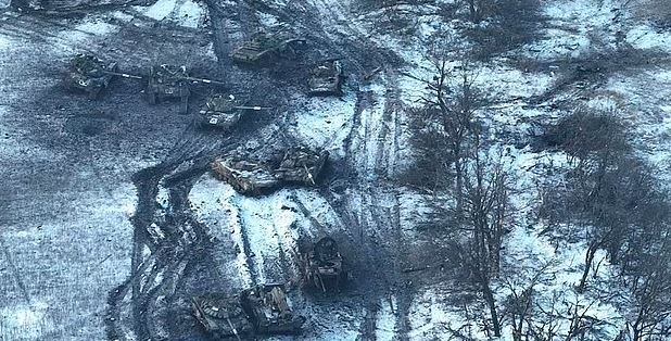 VIDEO/ Disfata e radhës për trupat e Putin, dronët e Kievit i zënë pritë tankeve ruse