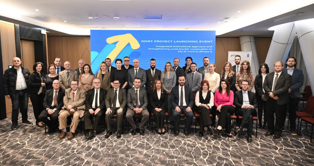 Tiranë-Prishtinë, bashkëpunim ndërkufitar për kontrollin e armëve të vogla dhe të lehta