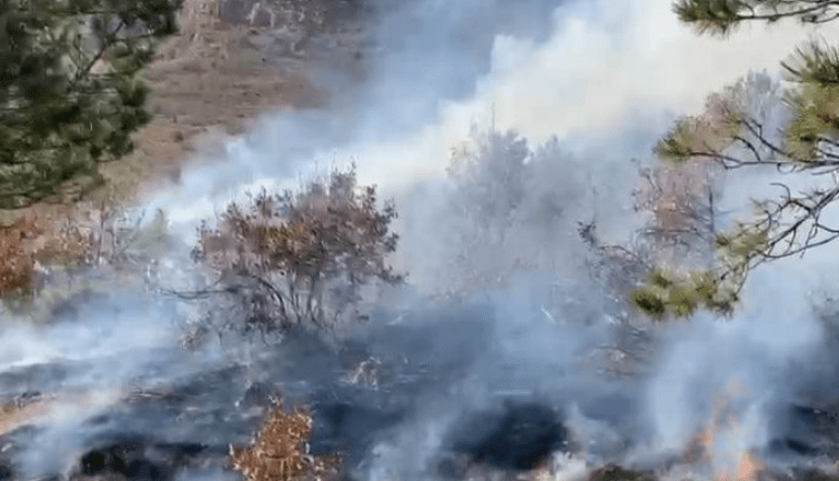 Zjarr panë Bashkisë së Bulqizës, qyteti përfshihet në tym