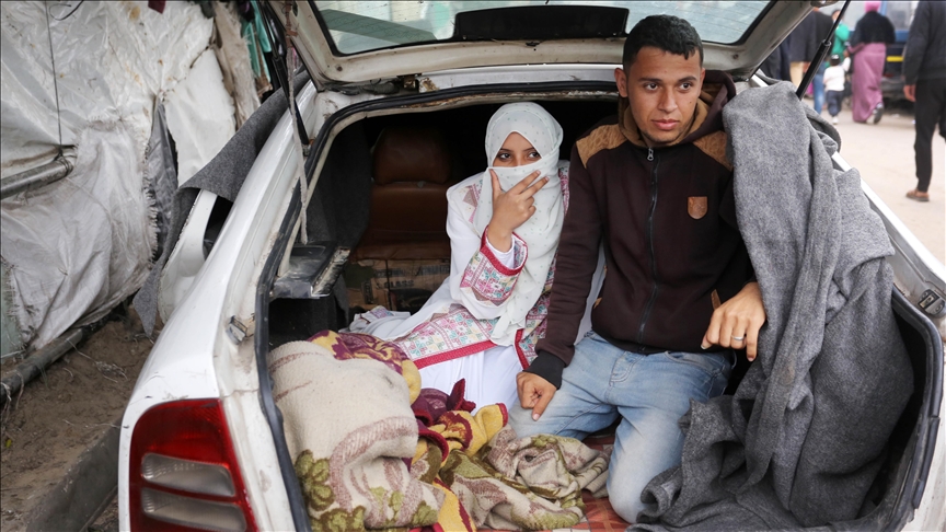 Gaza, çifti i ri i zhvendosur organizojnë dasmën e tyre në shkollën e OKB-së mes luftës