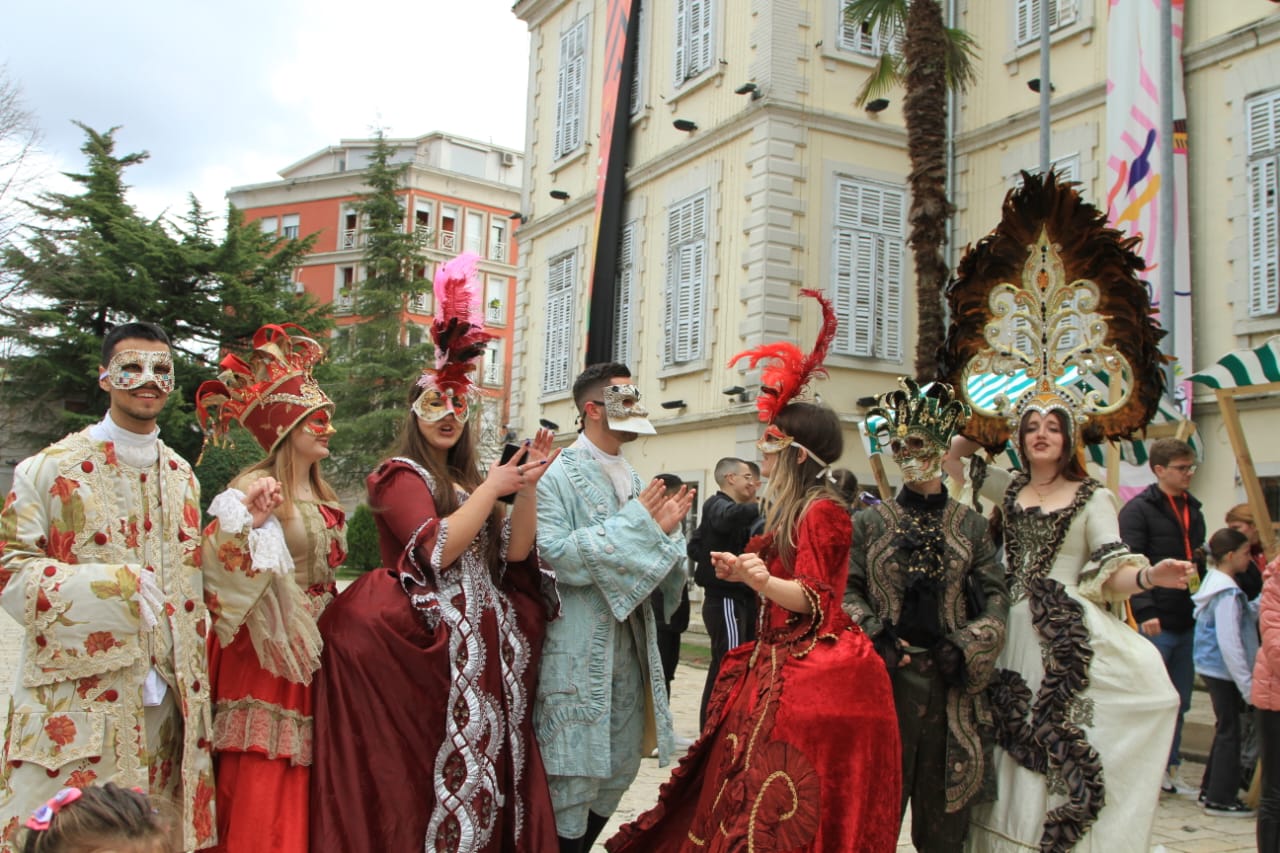 Karnavalet në Shkodër, kryeministri Rama i bashkohet festimeve së bashku me familjen e tij