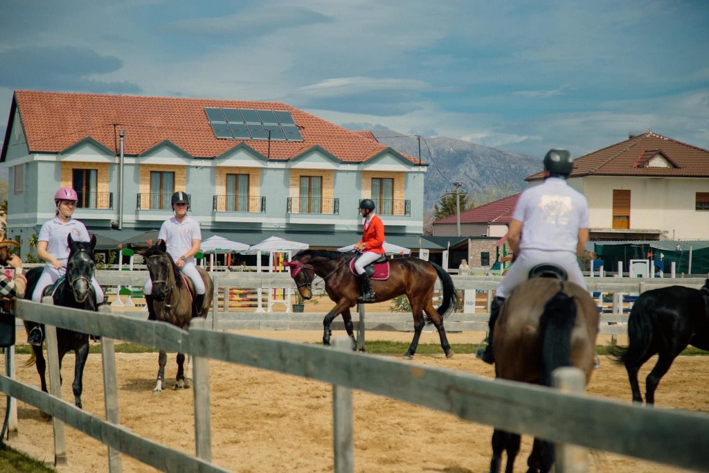 “Shtëpia e Kuajve” në Korçë, destinacion turistik i aventurës