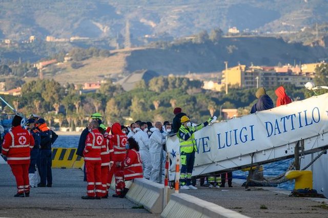 Tragjedi në brigjet italiane/ Mbytet anija me emigrantë, dyshohet për 40 të vdekur, mes tyre dhe fëmijë