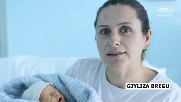 Video/Vuante nga një diagnozë e rrallë, shpëtohet nëna dhe foshnja në Tiranë
