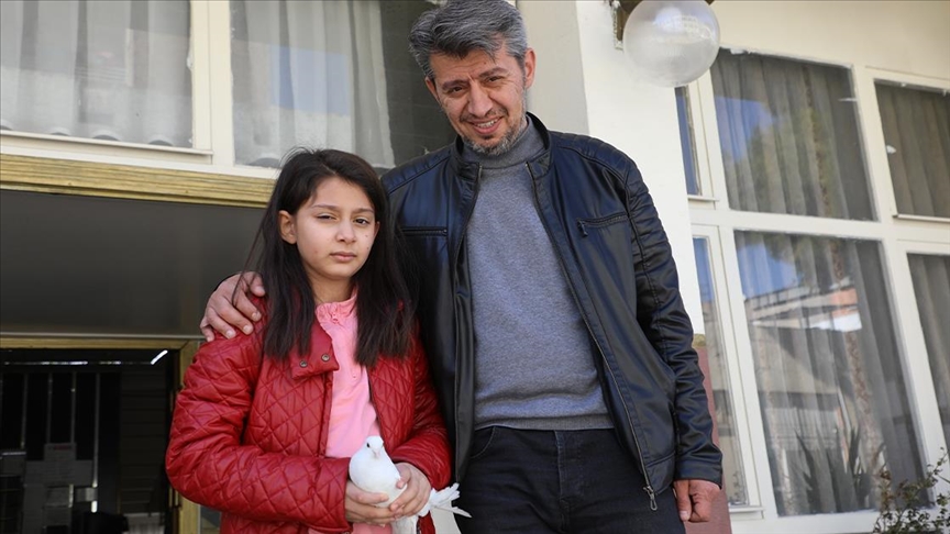 Vajza 10-vjeçare që u shpëtua nga rrënojat, lëshon në qiell pëllumb të bardhë pas bashkimit me familjen