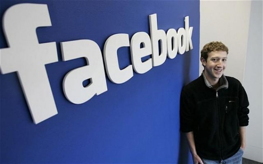 ‘Facebook’ 19 vjeç, platforma që krijoi Zuckenberg me shokët e tij të dhomës