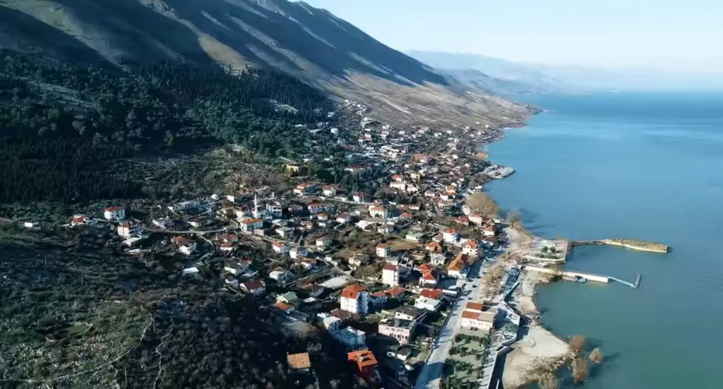 Kumbaro ndan pamje nga liqeni i Shkodrës, qendër turistike në rajon