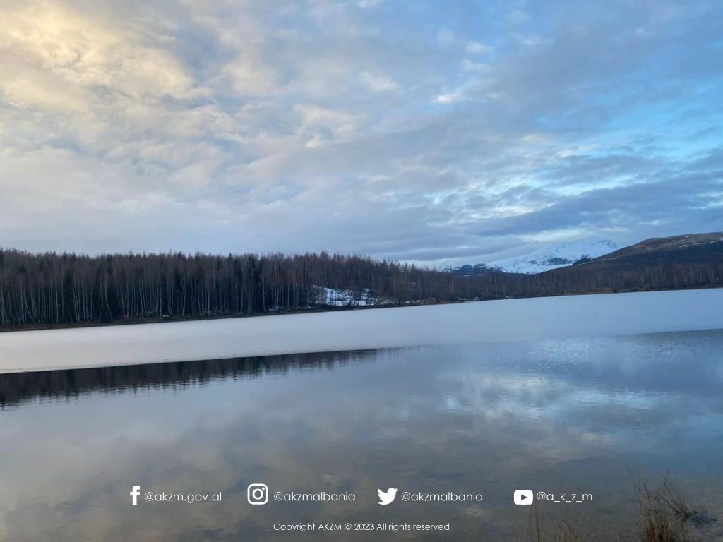 Liqeni i Kallabakut plotësisht i ngrirë, ndalesa dimërore e vizitorëve